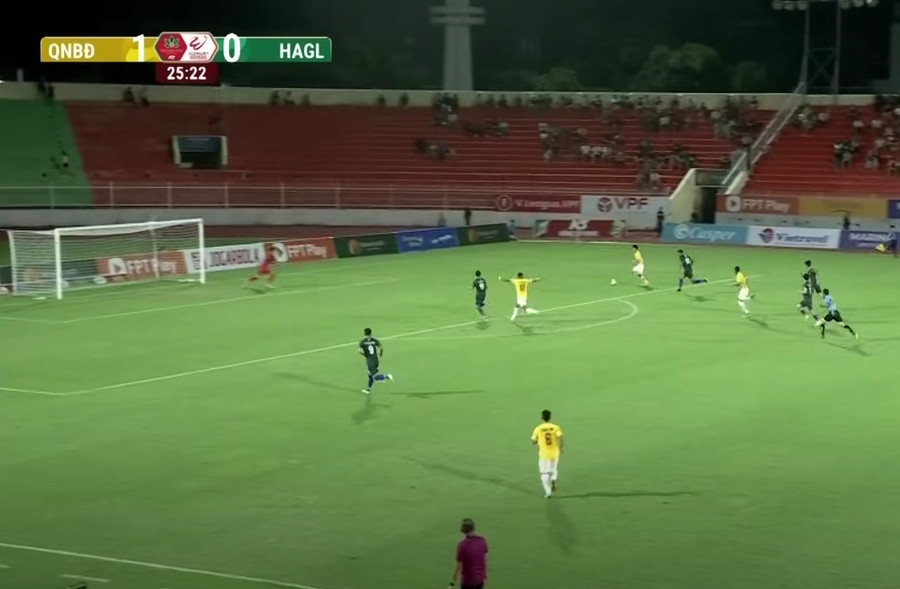 Khoảng trống quá lớn, Văn Thành dễ dàng ghi bàn. Artur thậm chí còn ăn mừng trước. Ảnh chụp màn hình