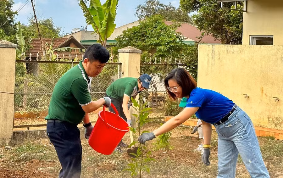 Đoàn viên, thanh niên các đơn vị tiến hành trồng cây. Ảnh: Nguyễn Nam Đoàn viên, thanh niên các đơn vị tiến hành trồng cây. Ảnh: Nguyễn Nam