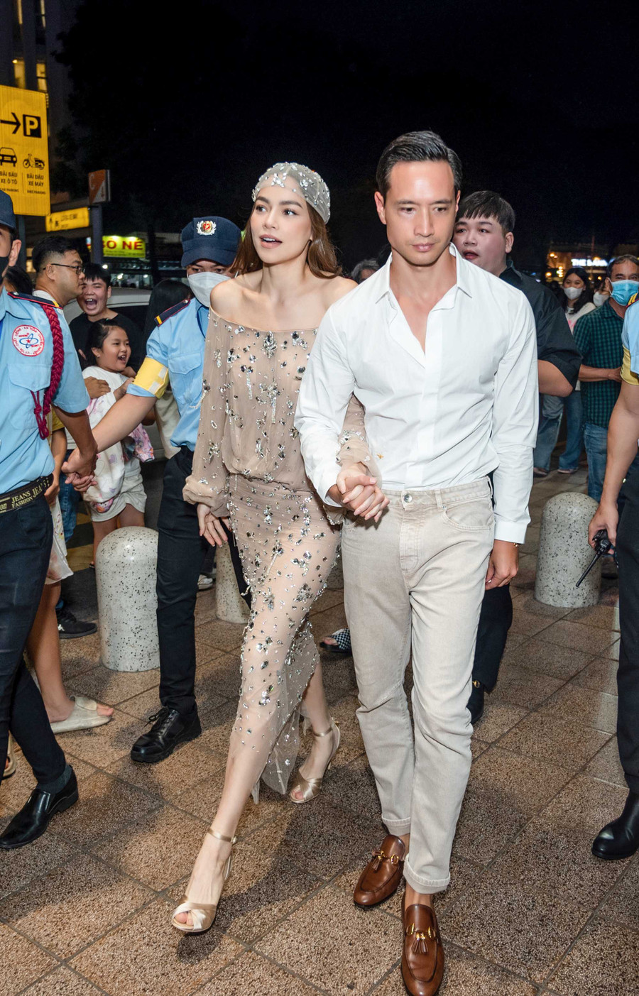 Hồ Ngọc Hà mặc quyến rũ, tình cảm bên Kim Lý - Ảnh 2. Đi cùng giọng ca Cô đơn trên sofa là diễn viên Kim Lý. Anh diện sơ mi trắng đơn giản, toát lên vẻ lịch lãm. Kể từ khi công khai chuyện tình cảm, sao phim Hương Ga thường đồng hành cùng Hồ Ngọc Hà từ công việc cho đến cuộc sống đời thường. Ảnh: NVCC