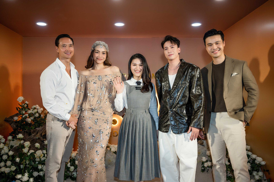 Hồ Ngọc Hà mặc quyến rũ, tình cảm bên Kim Lý - Ảnh 6. Ngọc Thanh Tâm - S.T Sơn Thạch đến mừng bà mẹ ba con ra mắt sản phẩm nước hoa. Gần đây, Ngọc Thanh Tâm trình làng web drama mới được mọi người quan tâm. Ảnh: NVCC