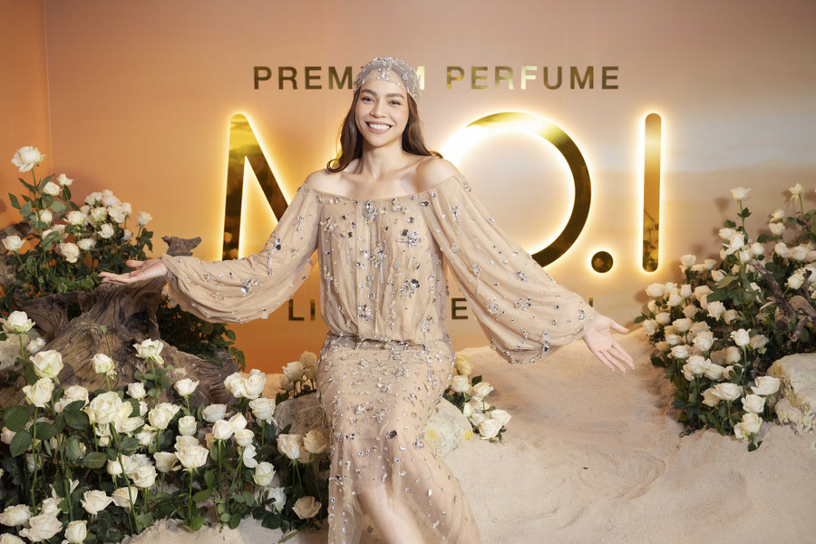 Hồ Ngọc Hà mặc quyến rũ, tình cảm bên Kim Lý - Ảnh 1. Hôm 14.10, Hồ Ngọc Hà gây chú ý khi xuất hiện tại sự kiện ở TP.HCM. Cô được khen ngợi bởi nhan sắc quyến rũ, phong cách thời trang sang trọng. Bà mẹ ba con chọn chiếc váy trễ vai, tôn lên vóc dáng thon thả. Nữ ca sĩ phối cùng mũ đội đầu, mang đến sự mới lạ cho lần xuất hiện này. Ảnh: NVCC