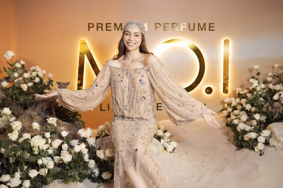 Hôm 14.10, Hồ Ngọc Hà gây chú ý khi xuất hiện tại sự kiện ở TP.HCM. Cô được khen ngợi bởi nhan sắc quyến rũ, phong cách thời trang sang trọng. Bà mẹ ba con chọn chiếc váy trễ vai, tôn lên vóc dáng thon thả. Nữ ca sĩ phối cùng mũ đội đầu, mang đến sự mới lạ cho lần xuất hiện này. Ảnh: NVCC