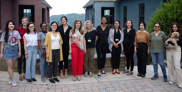 Cô gái theo đuổi nghiên cứu khoa học với mong muốn giúp ích cho người bệnh - Ảnh 3. Việt Hằng (ngoài cùng bên trái) tích cực tham gia các hoạt động hỗ trợ và cổ vũ nữ giới trong nghiên cứu khoa học