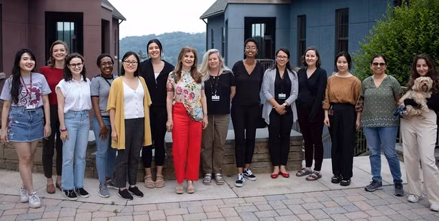 Việt Hằng (ngoài cùng bên trái) tích cực tham gia các hoạt động hỗ trợ và cổ vũ nữ giới trong nghiên cứu khoa học