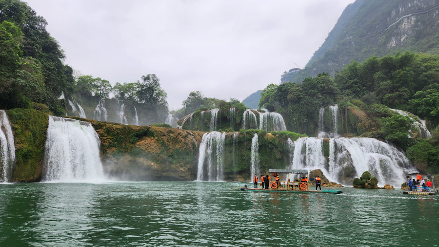 Thác Bản Giốc. Ảnh: M.T