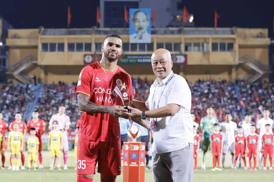 Sự xuất hiện của Jhon Cley trên hàng công hứa hẹn sẽ giảm áp lực cho hàng thủ CLB HAGL. Ảnh: Minh Tú