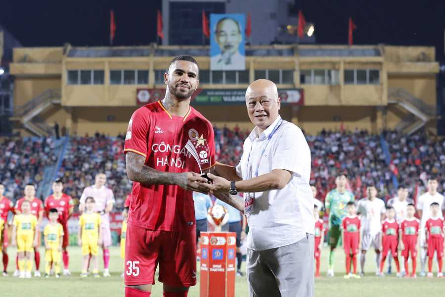 Sự xuất hiện của Jhon Cley trên hàng công hứa hẹn sẽ giảm áp lực cho hàng thủ CLB HAGL. Ảnh: Minh Tú