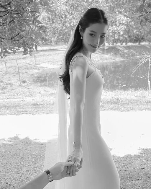 Diễm My 9X được khen tinh tế khi mời cưới 'online' - Ảnh 2. Nữ diễn viên được khen là người khéo léo qua tin nhắn mời đám cưới gửi đến bạn bè. Ảnh: FBNV