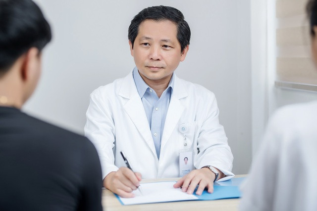 Bác sĩ Hồ Mạnh Tường tư vấn cho bệnh nhân. Ảnh: M.C Bác sĩ Hồ Mạnh Tường tư vấn cho bệnh nhân. Ảnh: M.C