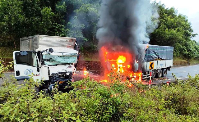 Quảng Nam: Xe tải bốc cháy sau va chạm giao thông trên đường Hồ Chí Minh - Ảnh 1. Hiện trường vụ tai nạn giữa 2 xe ô tô tải. Ảnh: NAM THỊNH