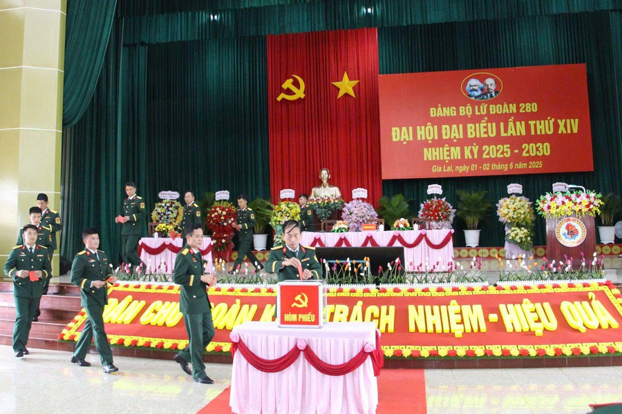 Các đại biểu bỏ phiếu bầu Ban Chấp hành Đảng bộ Lữ đoàn Công binh 280 (nhiệm kỳ 2025-2030). Ảnh: Đoàn Bình cac-dai-bieu-bo-phieu-bau-ban-chap-hanh-dang-bo-lu-doan-cong-binh-280-nhiem-ky-2025-2030.jpg