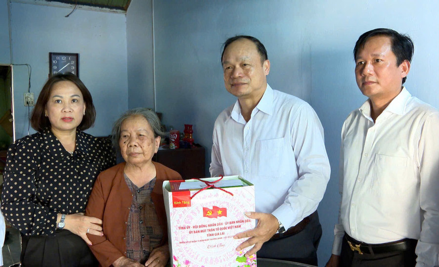 Phó Chủ tịch UBND tỉnh Dương Mah Tiệp (thứ hai từ phải sang) tặng quà cho bà Bùi Thị Ngọc (vợ liệt sĩ Trần Văn Lợi, thôn Hiệp Vinh 2, xã Canh Vinh). Ảnh: Nhật Trường Phó Chủ tịch UBND tỉnh Dương Mah Tiệp (thứ hai từ phải sang) tặng quà cho bà Bùi Thị Ngọc (vợ liệt sĩ Trần Văn Lợi, thôn Hiệp Vinh 2, xã Canh Vinh). Ảnh: Nhật Trường