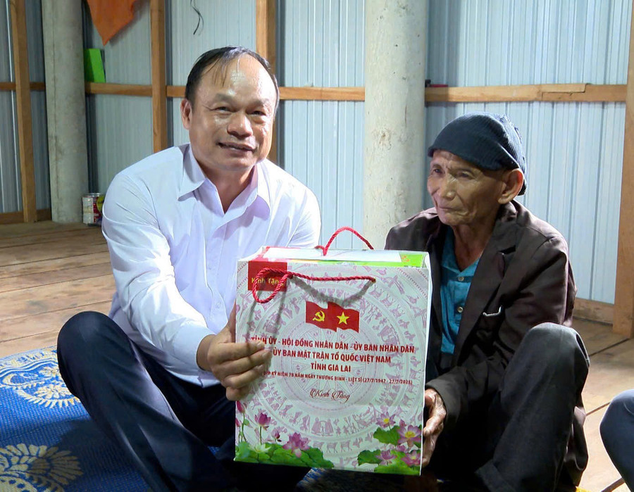 Phó Chủ tịch UBND tỉnh Dương Mah Tiệp (bìa trái) tặng quà cho ông Đinh Văn Phương (người có công với cách mạng, làng Ka Bưng, xã Canh Liên). Ảnh: Nhật Trường Phó Chủ tịch UBND tỉnh Dương Mah Tiệp (bìa trái) tặng quà cho ông Đinh Văn Phương (người có công với cách mạng, làng Ka Bưng, xã Canh Liên). Ảnh: Nhật Trường