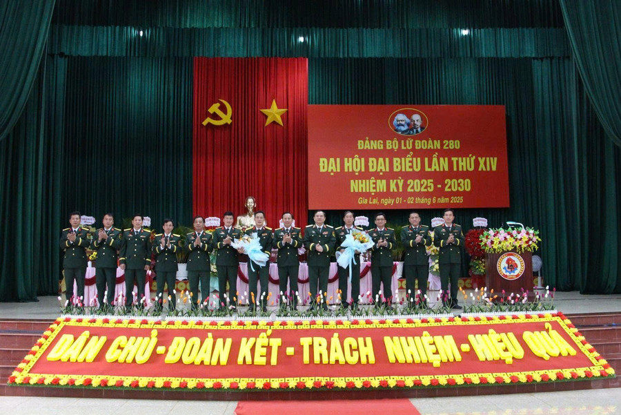 Ban Chấp hành Đảng bộ Lữ đoàn Công binh 280 (nhiệm kỳ 2025-2030) ra mắt đại hội. ban-chap-hanh-dang-bo-lu-doan-cong-binh-280-nhiem-ky-2025-2030-ra-mat-dai-hoi.jpg