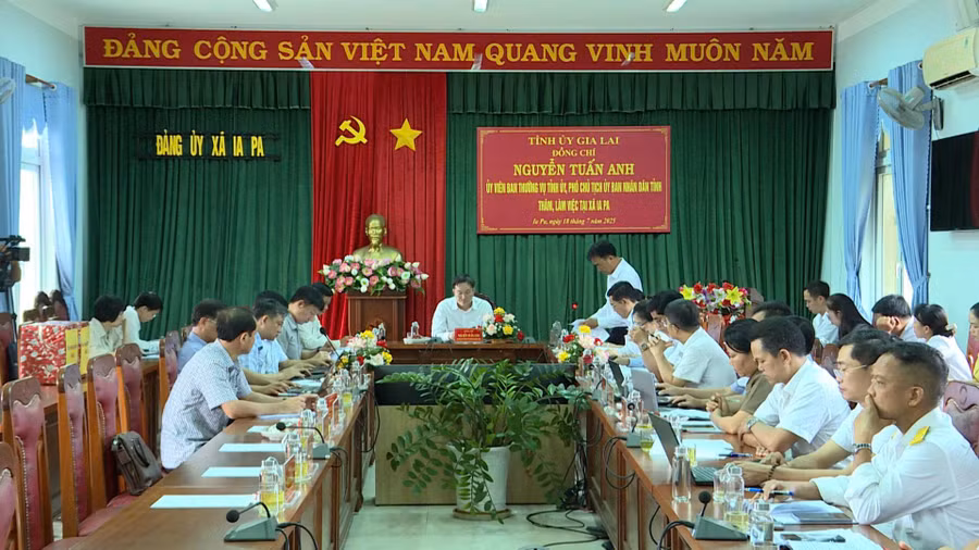 quang-canh-buoi-lam-viec-cua-pho-chu-tich-ubnd-tinh-nguyen-tuan-anh-voi-tap-the-lanh-dao-xa-ia-pa-anh-phi-long.jpg