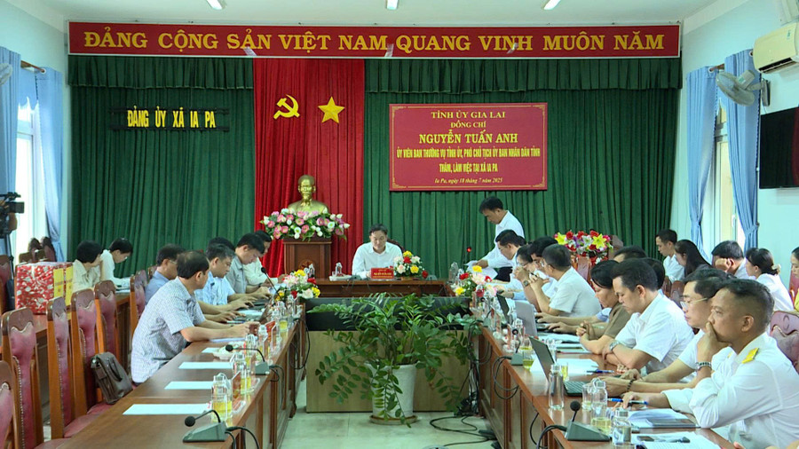 Quang cảnh buổi làm việc của Phó Chủ tịch UBND tỉnh Nguyễn Tuấn Anh với tập thể lãnh đạo xã Ia Pa. Ảnh: Phi Long quang-canh-buoi-lam-viec-cua-pho-chu-tich-ubnd-tinh-nguyen-tuan-anh-voi-tap-the-lanh-dao-xa-ia-pa-anh-phi-long.jpg
