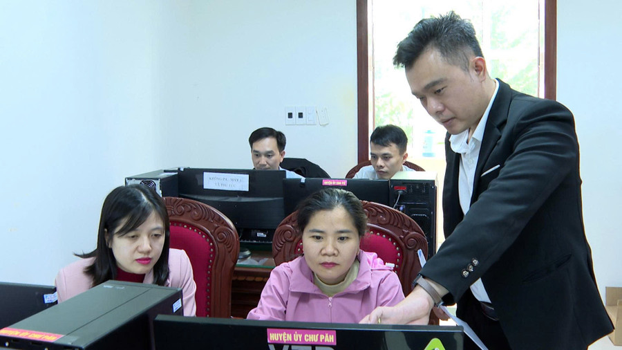 Anh Ngô Tiến Trung hướng dẫn cán bộ phụ trách công nghệ thông tin 17 Huyện ủy, Thị ủy, Thành ủy trong tỉnh. Ảnh: Thanh Sáng z6701240329520-38bcd0ab80b4b0292bb7faaed7b33dc9.jpg