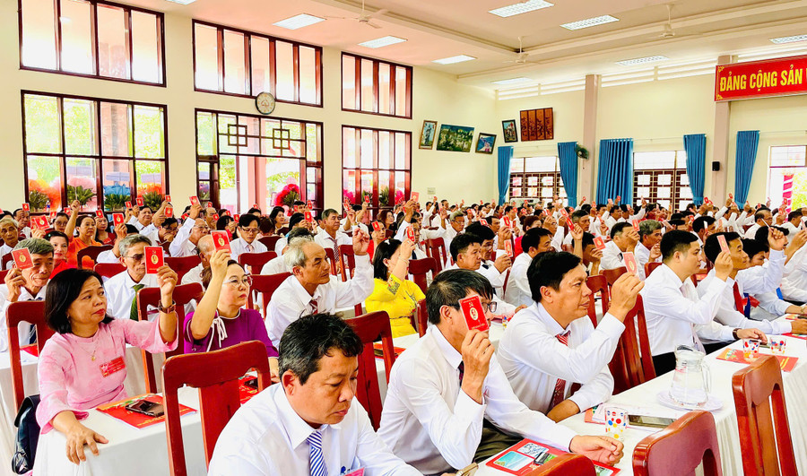 Đại biểu tham dự Đại hội biểu quyết các chỉ tiêu, nhiệm vụ trong nhiệm kỳ mới. Ảnh: Phi Long z6918324865822-4795ada3cb2587c22fbc4b608ffd4b0e.jpg
