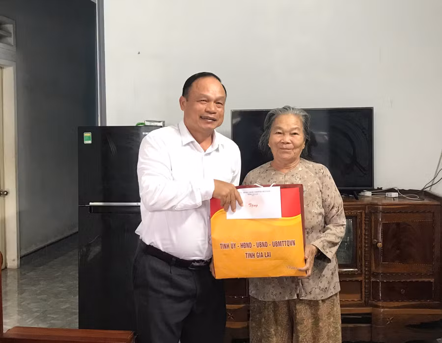 Phó Chủ tịch UBND tỉnh Dương Mah Tiệp tặng quà cho thương binh Kiều Thị Cọng (tổ dân phố Hiệp An, phường An Bình). Ảnh: Đoàn Bình