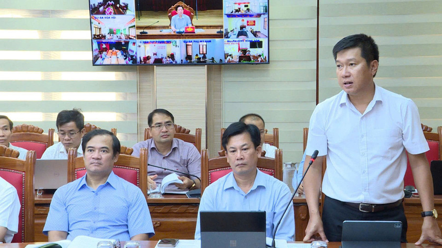 Giám đốc Sở Xây dựng Nguyễn Trường Sơn phát biểu tại phiên họp. Ảnh: Phi Long Giám đốc Sở Xây dựng Nguyễn Trường Sơn phát biểu tại phiên họp. Ảnh: Phi Long