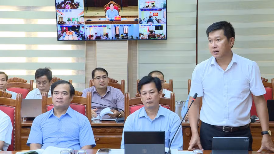 Giám đốc Sở Xây dựng Nguyễn Trường Sơn phát biểu tại phiên họp. Ảnh: Phi Long