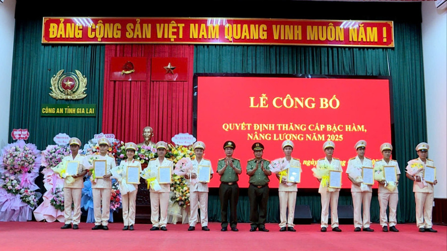 ថ្នាក់ដឹកនាំនគរបាលខេត្តបានបង្ហាញសេចក្តីសម្រេច និងផ្កាដើម្បីអបអរសាទរដល់សមមិត្តដែលបានឡើងឋានន្តរស័ក្តិខ្ពស់ និងបានដំឡើងប្រាក់បៀវត្សរ៍។ រូបថត៖ ហ៊ុយ ទួន z6664241351343-e59d3832fa83a59542891747e9f1fa37-7207.jpg