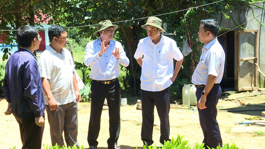 Phó Chủ tịch UBND tỉnh Nguyễn Hữu Quế (thứ 2 từ phải sang) kiểm tra việc chăm lo đời sống người dân tại làng Kà Nâu, xã Canh Liên. Ảnh: Phi Long pho-chu-tich-ubnd-tinh-nguyen-huu-que-thu-2-ben-phai-kiem-tra-cong-tac-giam-ngheo-tai-lang-ka-nau-xa-canh-lien.jpg