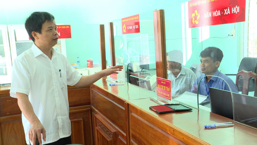Phó Chủ tịch UBND tỉnh Nguyễn Hữu Quế kiểm tra tại Trung tâm Phục vụ hành chính công xã Canh Liên. Ảnh: Phi Long pho-chu-tich-ubnd-tinh-nguyen-huu-que-kiem-tra-tai-trung-tam-phuc-vu-hanh-chinh-cong-xa-cam-lien.jpg