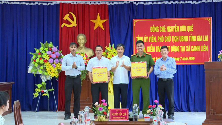 Phó Chủ tịch UBND tỉnh Nguyễn Hữu Quế tặng quà của Tỉnh ủy, HĐND, UBND, Ủy ban MTTQ Việt Nam tỉnh cho lãnh đạo xã và Công an xã Canh Liên. Ảnh: Phi Long pho-chu-tich-ubnd-tinh-nguyen-huu-que-tang-qua-cua-tinh-uy-hdnd-ubnd-uy-ban-mttq-viet-nam-tinh-cho-lanh-dao-xa-va-cong-an-xa-canh-lien.jpg