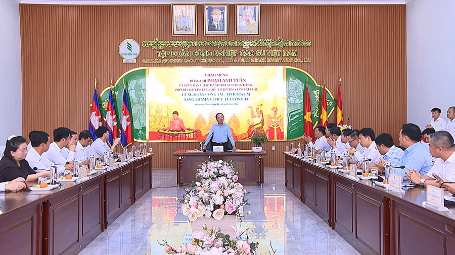 chu-tich-ubnd-tinh-pham-anh-tuan-tham-lam-viec-voi-cong-ty-cp-cao-su-chu-se-kampong-thom.jpg