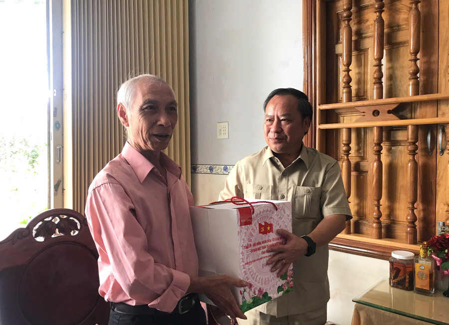 Phó Bí thư Tỉnh ủy, Trưởng đoàn Đại biểu Quốc hội tỉnh Gia Lai Châu Ngọc Tuấn (bìa phải) tặng quà cho thương binh Cao Hoàng Thanh (thôn Vĩnh Thọ, xã Vĩnh Thịnh). Ảnh: Đoàn Bình z6836780622630-9b5cfb7a8303bc9279bf40ac1422789c.jpg