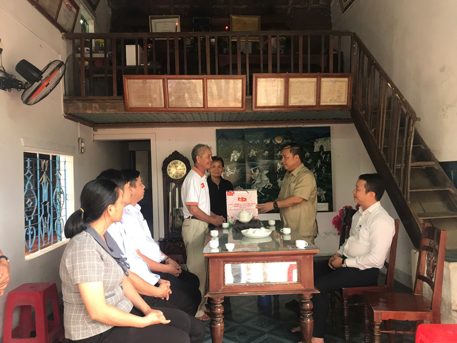 Thương binh Mai Xuân Sáu (thôn Tả Giang 1, xã Bình Khê) cảm ơn Phó Bí thư Tỉnh ủy, Trưởng đoàn Đại biểu Quốc hội tỉnh Gia Lai Châu Ngọc Tuấn đã đến thăm, tặng quà dịp 27-7. Ảnh: Đoàn Bình z6836780571504-ca4d03ad6692d96bec57d51c9ba57850.jpg