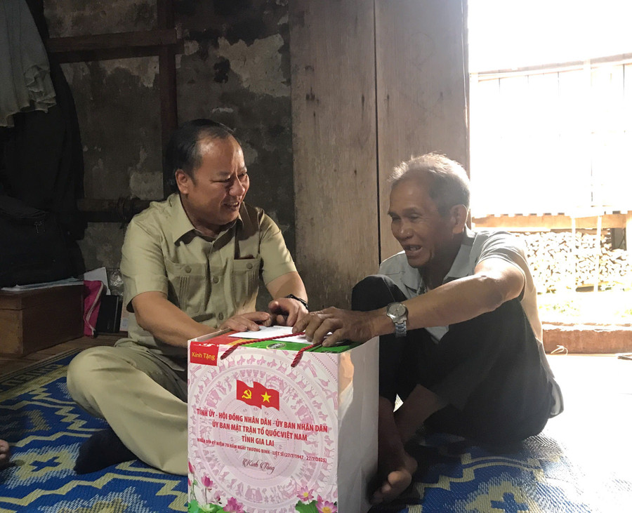 Phó Bí thư Tỉnh ủy, Trưởng đoàn Đại biểu Quốc hội tỉnh Gia Lai Châu Ngọc Tuấn (bìa trái) thăm, tặng quà thương binh Đinh Bắc (làng K4, xã Vĩnh Sơn). Ảnh: Đoàn Bình z6836780235265-87456d47610041032f4e6a5b7f598802.jpg