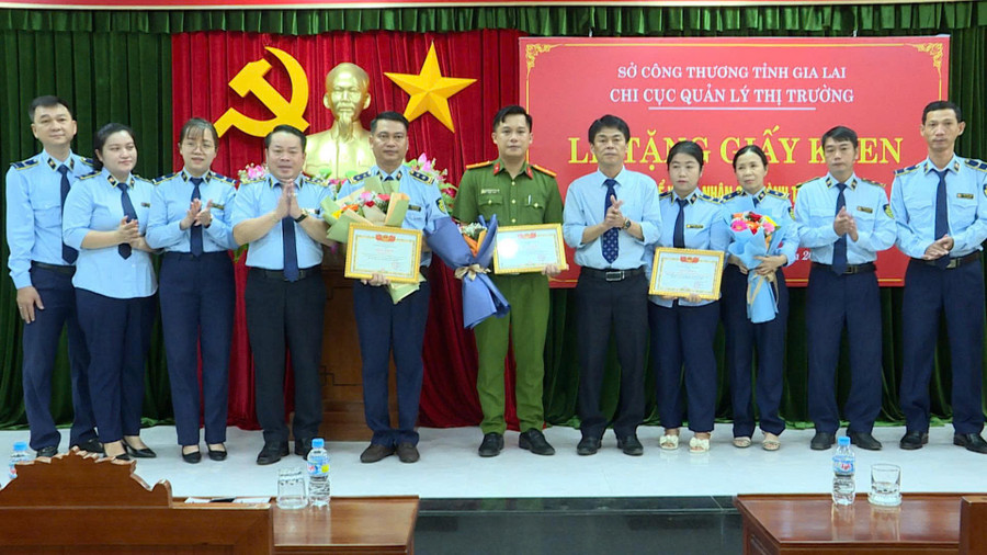 Giám đốc Sở Công Thương Dương Minh Đức (thứ 5 từ phải sang) tặng giấy khen cho 1 tập thể và 2 cá nhân. Ảnh: Phi Long giam-doc-so-cong-thuong-duong-minh-duc-thu-5-tu-phai-sang-trao-giay-khen-cho-1-tap-the-va-2-ca-nhan-anh-phi-long.jpg