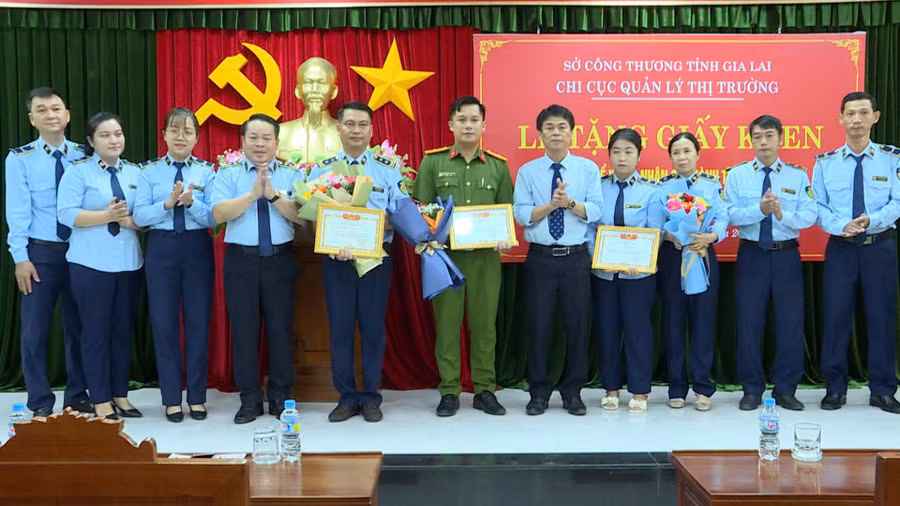 giam-doc-so-cong-thuong-duong-minh-duc-thu-5-tu-phai-sang-trao-giay-khen-cho-1-tap-the-va-2-ca-nhan-anh-phi-long.jpg