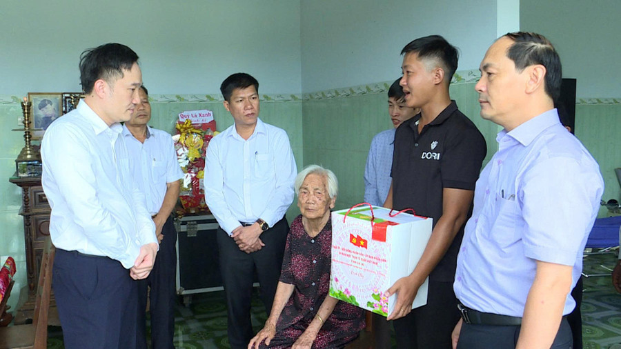 Phó Chủ tịch UBND tỉnh Nguyễn Tuấn Anh (bìa trái) thăm, tặng quà gia đình Mẹ Việt Nam Anh hùng Trần Thị Đức (khu phố Ngọc An Đông, phường Hoài Nhơn). Ảnh: Phi Long pho-chu-tich-ubnd-tinh-nguyen-tuan-anh-dau-tien-ben-trai-tang-qua-cho-gia-dinh-me-vnah-tran-thi-duc-tru-tai-khu-pho-ngoc-an-dong-phuong-hoai-nhon-anh-phi-long.jpg