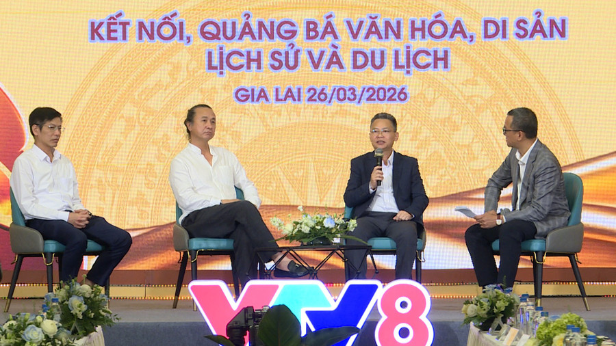 giam-doc-trung-tam-truyen-hinh-viet-nam-khu-vuc-mien-trung-tay-nguyen-vtv8-nguyen-lam-thanh-thu-2-tu-phai-sang-trao-doi-tai-hoi-thao.jpg