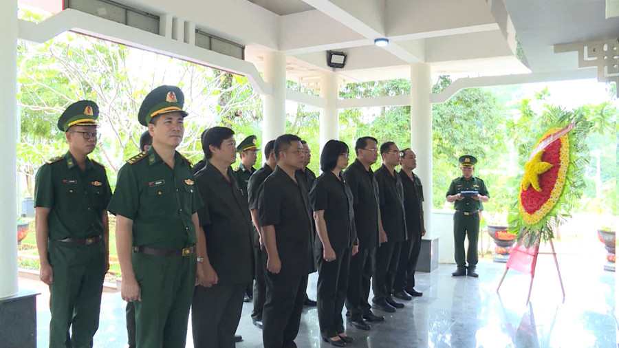 The delegation of the Provincial Task Force offered incense at the Martyrs Memorial Temple of Le Thanh International Border Gate (Ia Dom Commune). Photo: Doan Binh dung-hd00-11-13-05still939.jpg