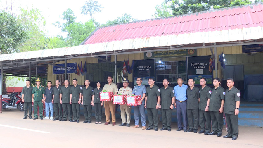 The delegation of the Provincial Task Force presented gifts to Cambodian authorities on duty at the Oyadav International Border Gate. Photo: Doan Binh dung-hd00-11-57-23still940.jpg
