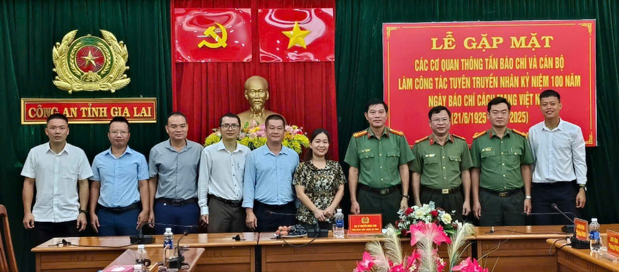 Lãnh đạo Công an tỉnh Gia Lai gặp mặt các nhà báo, phóng viên. Ảnh: Thanh Sáng lanh-dao-cong-an-tinh-gia-lai-chup-anh-voi-cac-nha-bao-phong-vien-tai-buoi-gap-mat-anh-thanh-sang-9672.jpg