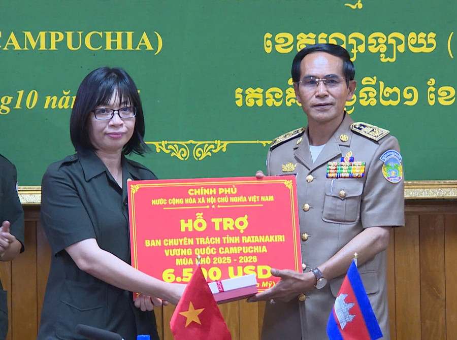 Vice Chairwoman of Gia Lai Provincial People's Committee Nguyen Thi Thanh Lich (left cover) presents the Vietnamese Government's support of 6,500 USD to the Ratanakiri Provincial Steering Committee. Photo: Doan Binh anh-1.jpg