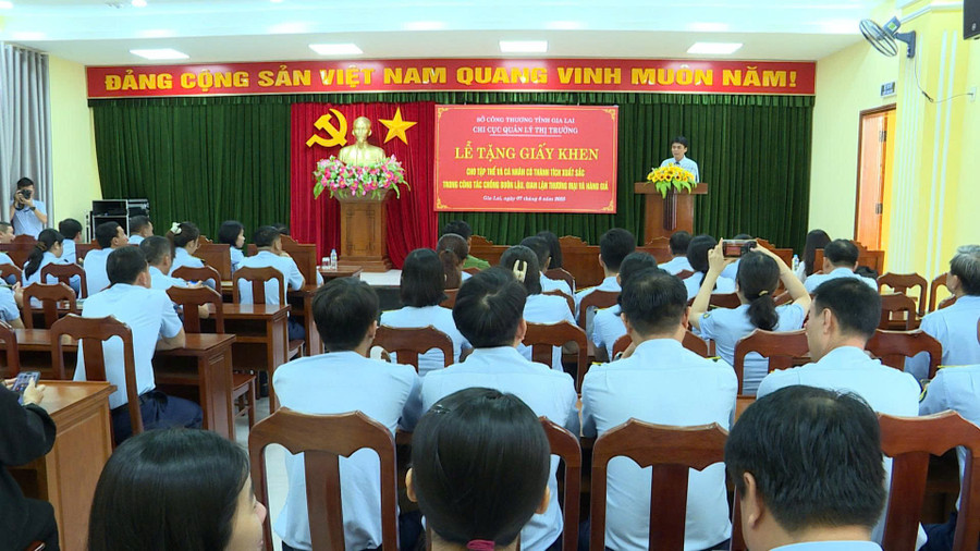 Quang cảnh lễ khen thưởng. Ảnh: Phi Long quang-canh-le-khen-thuong-anh-phi-long.jpg