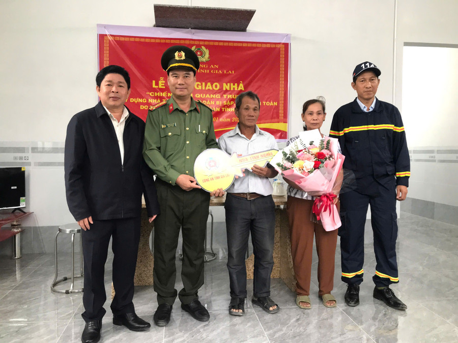 trao-chia-khoa-tuong-trung-ban-giao-can-nha-cho-ho-ba-huynh-thi-dao.jpg