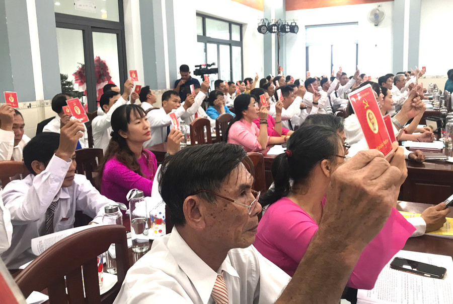 Đại biểu biểu quyết thông qua các chỉ tiêu, nhiệm vụ của nhiệm kỳ mới. Ảnh: Đoàn Bình z6939145192558-0aa0a34f5f426d9bef177ed8f4f2e289.jpg