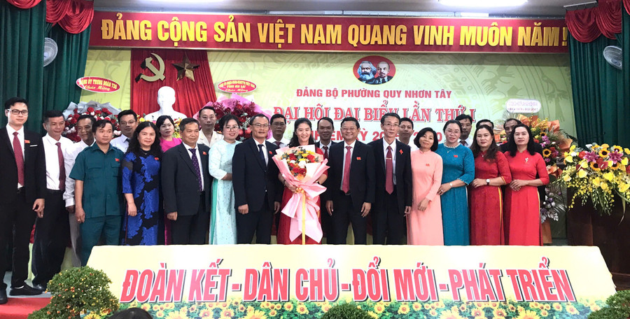 Phó Chủ tịch UBND tỉnh Nguyễn Tự Công Hoàng (hàng đầu, thứ 6 từ phải sang) tặng hoa chúc mừng Ban Chấp hành Đảng bộ phường Quy Nhơn Tây khóa I. Ảnh: Đoàn Bình z6939145208426-1ddd3860304fae963f6c178b0dcb4328.jpg