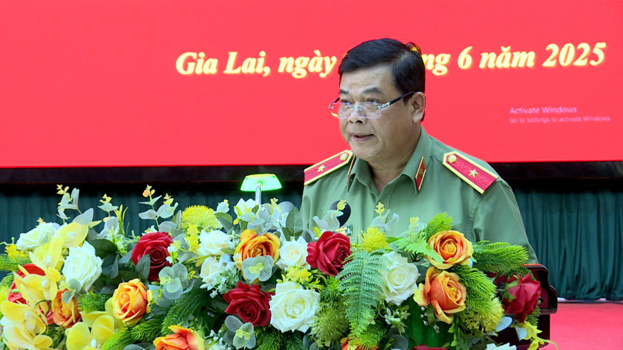 ឧត្តមសេនីយ Rah Lan Lam បាននិយាយនៅក្នុងសន្និសីទនេះ នៅពេលដែលលោកបានទទួលសេចក្តីសម្រេចចូលនិវត្តន៍ពីការងារចាប់ពីថ្ងៃទី 1 ខែមិថុនា ឆ្នាំ 2025។ រូបថត៖ Huy Toan dong-chi-thieu-tuong-rah-lan-lam-phat-bieu-khi-nhan-quyet-dinh-nghi-huu.jpg