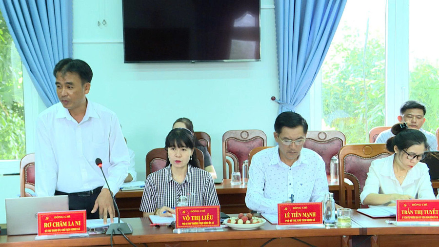Bí thư Đảng ủy, Chủ tịch HĐND xã Ia Pa Rơ Chăm La Ni phát biểu tại buổi làm việc. Ảnh: Phi Long Bí thư Đảng ủy, Chủ tịch HĐND xã Ia Pa Rơ Chăm La Ni phát biểu tại buổi làm việc. Ảnh: Phi Long