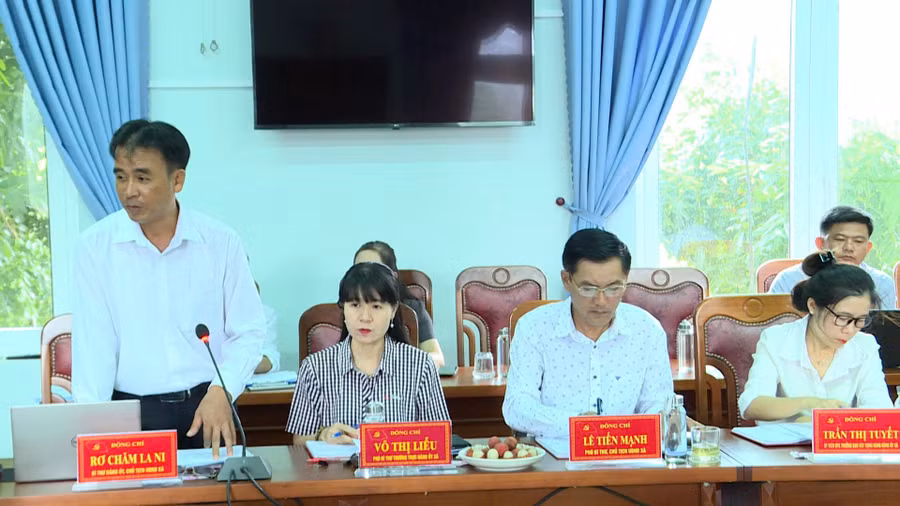 Bí thư Đảng ủy, Chủ tịch HĐND xã Ia Pa Rơ Chăm La Ni phát biểu tại buổi làm việc. Ảnh: Phi Long