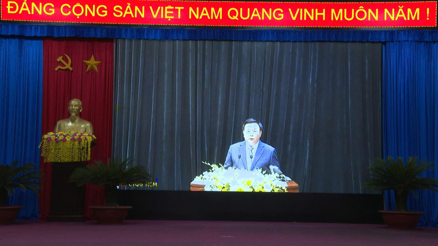 Đồng chí Nguyễn Xuân Thắng-Ủy viên Bộ Chính trị, Giám đốc Học viện Chính trị quốc gia Hồ Chí Minh, Chủ tịch Hội đồng Lý luận Trung ương phát biểu tại hội nghị tập huấn. Ảnh: Thanh Sáng dong-chi-nguyen-xuan-thang-uy-vien-bo-chinh-tri-giam-doc-hoc-vien-chinh-tri-quoc-gia-ho-chi-minh-chu-tich-hoi-dong-ly-luan-trung-uong-phat-bieu-tai-hoi-nghi-tap-huan-anh-thanh-sang.jpg