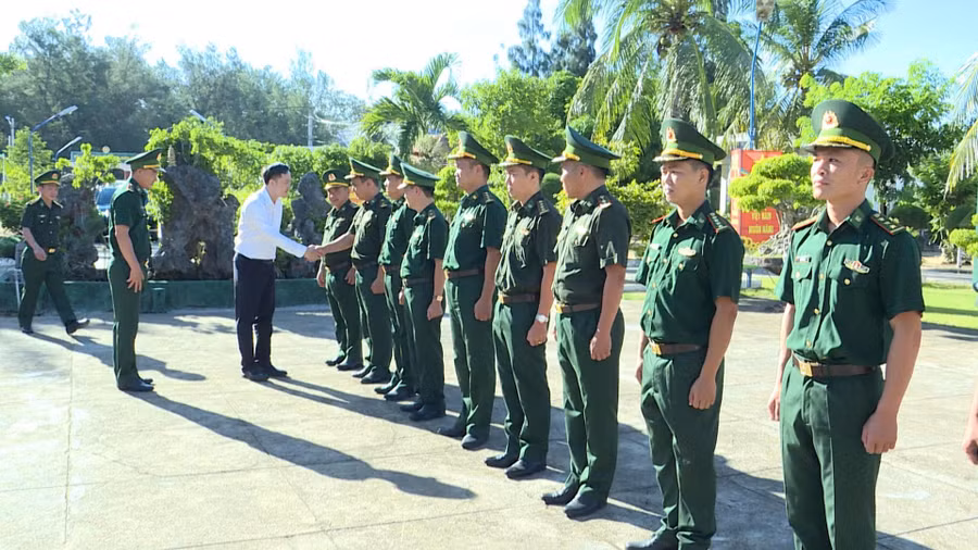 Phó Chủ tịch UBND tỉnh Nguyễn Tuấn Anh thăm, làm việc với Đồn Biên phòng Tam Quan Nam. Ảnh: Phi Long